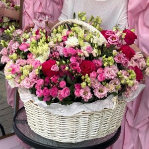 Цветочная корзина из сезонных цветов "Бельведер"